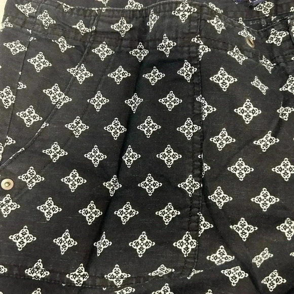 Women’s Gap Black Shorts With White Pattern Size 18 - Picture 3 of 4